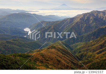 甲武信岳 戸渡尾根上部から見る広瀬湖と富士山遠望 甲武信岳 戸渡尾根上部から見る広瀬湖と富士山遠望 13942337