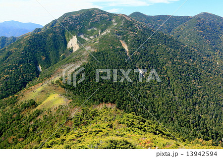奥秩父 破風山から見る木賊山・甲武信岳・三宝山 奥秩父 破風山から見る木賊山・甲武信岳・三宝山 13942594