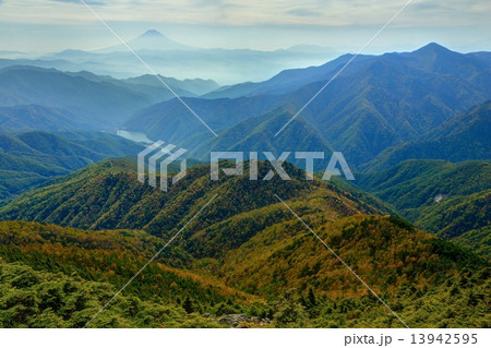 奥秩父 破風山から見る広瀬湖と富士山遠望 奥秩父 破風山から見る広瀬湖と富士山遠望 13942595