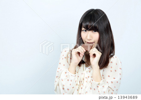 チョコレートを持つ女性 チョコレートを持つ女性 13943689