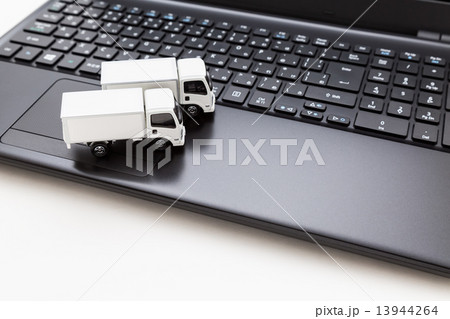 トラックとノートパソコン 13944264
