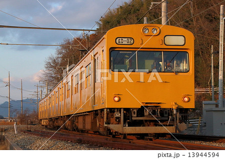 夕暮れの呉線103系3両編成(通勤ライナー:広島→三原) 夕暮れの呉線103系3両編成(通勤ライナー:広島→三原) 13944594