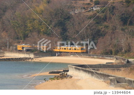 瀬戸内海と呉線103系電車（普通ワンマン：三原→広島） 13944604
