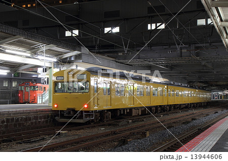 単色化塗装の呉線103系・芸備線キハ40(広島駅) 単色化塗装の呉線103系・芸備線キハ40(広島駅) 13944606
