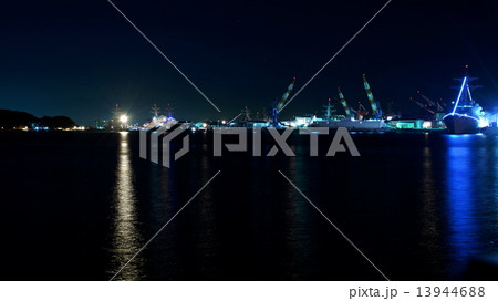 横須賀港 アメリカ海軍 イージス艦 ラッセン Destroyer Lassen ミサイル駆逐艦 夜景の写真素材