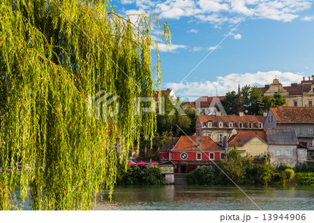 マリボルのドラヴァ川沿いにある住宅街 13944906