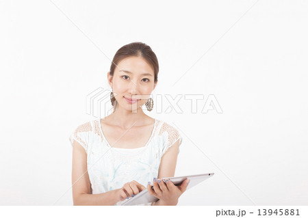 タブレットを見る女性 タブレットを見る女性 13945881