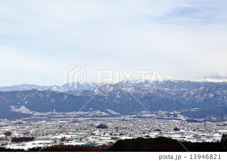 雪山と街並み 13946821