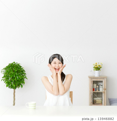 驚く女性 驚く女性 13946882