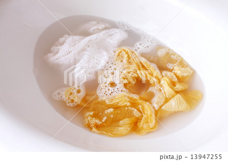 洗濯物の手洗い 13947255