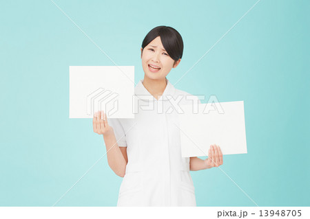 二枚のメッセージボードを持つ困ったナース 13948705