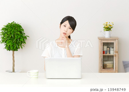 パソコンの前で考える女性 パソコンの前で考える女性 13948749