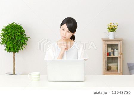 パソコンの前で考える女性 パソコンの前で考える女性 13948750