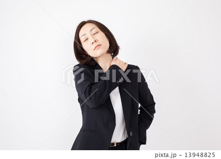 肩がこっている女性 13948825