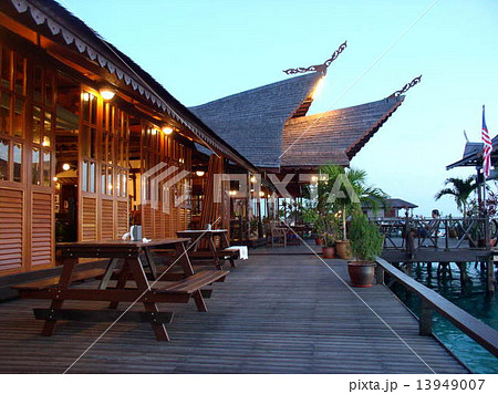 マレーシア・カパライ島の水上レストランの夕暮れ 13949007