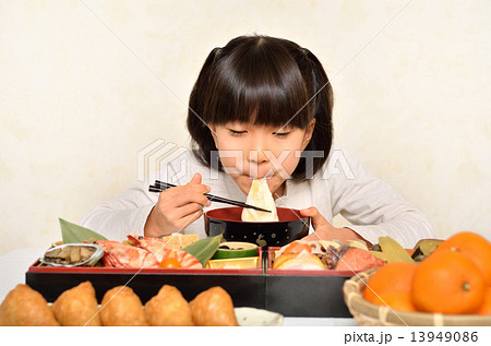お雑煮を食べる女の子の写真素材
