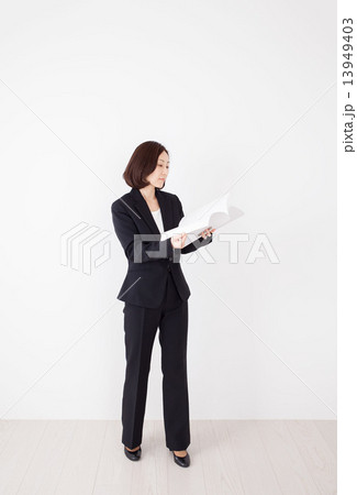 書類を見るミドル女性 書類を見るミドル女性 13949403