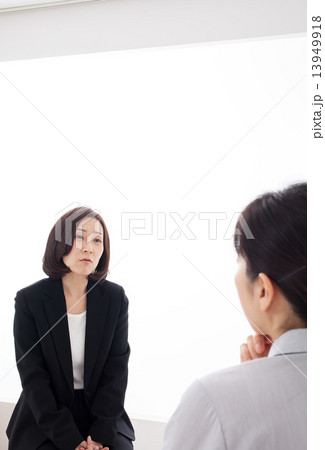 話をするミドルのビジネス女性 13949918