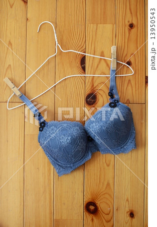 針金ハンガーに掛けたワイヤー入りブラジャー 13950543