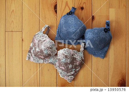 2枚の女性用下着 Eカップのワイヤー入ブラジャー 2枚の女性用下着 Eカップのワイヤー入ブラジャー 13950576