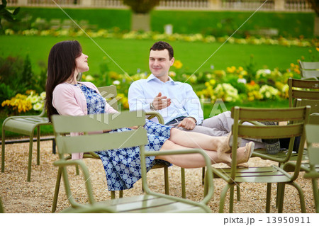 Couple in the Luxembourg garden of Paris 13950911