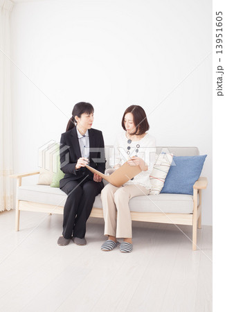 ソファで話す女性たち 13951605