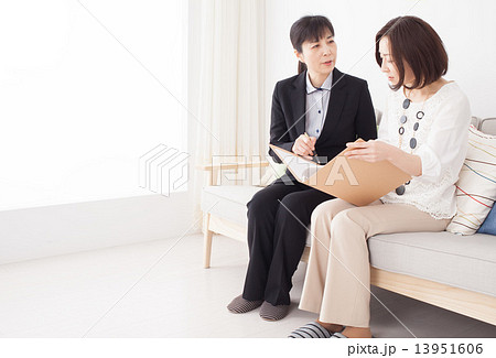 ソファで話す女性たち 13951606