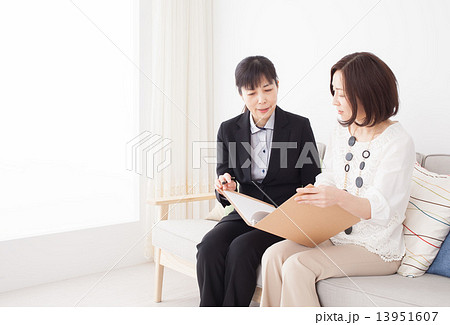 ソファで話す女性たち 13951607