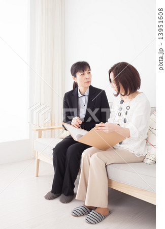 ソファで話す女性たち 13951608