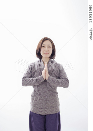 ヨガのポーズをとる女性 13951996