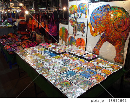 チェンマイのナイトバザール 13952641