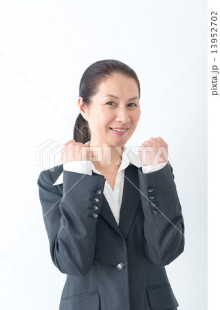 50代　女性　ビジネスウーマン　ガッツポーズ 13952702