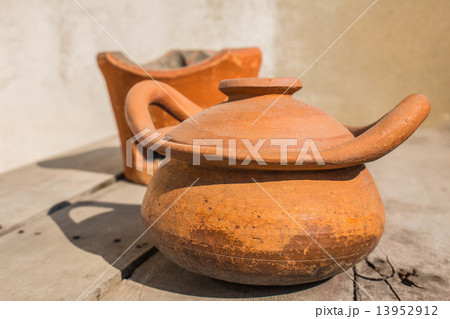Clay pot on a wooden Clay pot on a wooden 13952912