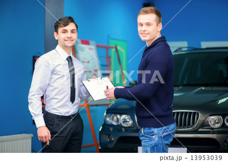 Car owner signing a service order 13953039