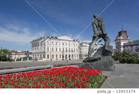 Kazan, monument to Musa Dzhalil near the Kremlin. 13953374