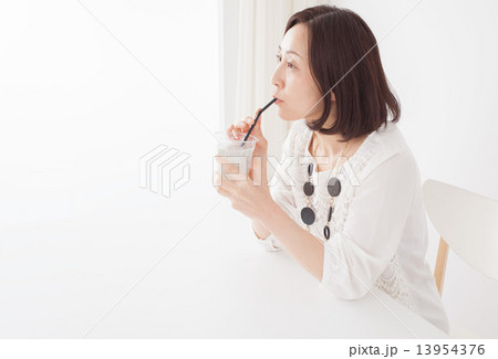スムージーを飲む女性 スムージーを飲む女性 13954376