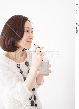 スムージーを飲む女性 13954381