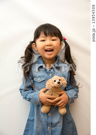 お人形を持った女の子 お人形を持った女の子 13954509
