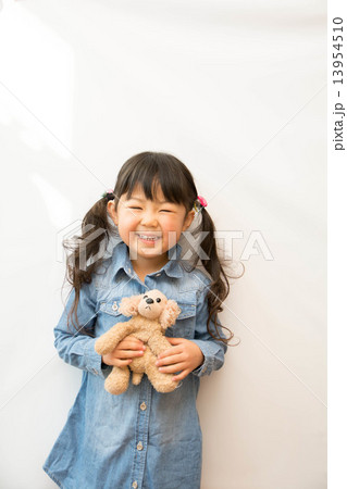 お人形を持った女の子  13954510