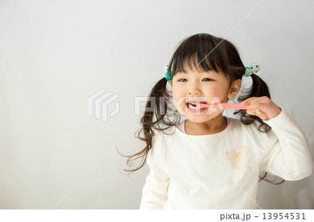 歯磨きをする女の子 歯磨きをする女の子 13954531