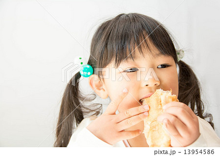 パンを食べる女の子 パンを食べる女の子 13954586