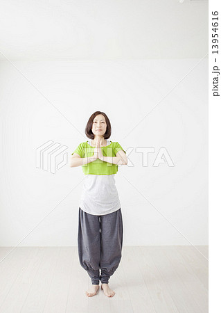 ヨガをするミドル女性 13954616