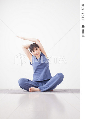 ヨガのポーズをとる女性 13954638