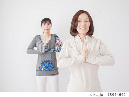 ヨガをするミドル女性二人 13954642