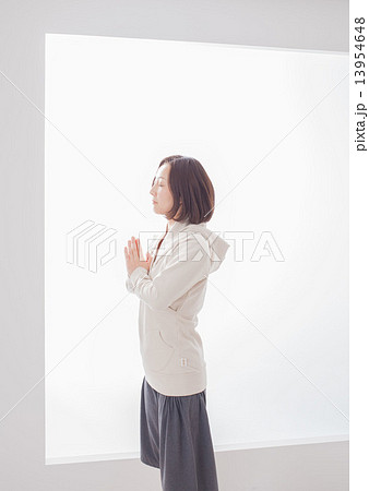 ヨガのポーズをとる女性 13954648