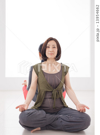 ヨガをするミドル女性二人 13954662