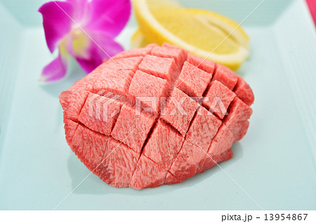 牛タン（焼肉用の生肉／アメリカ産）マンゴーカット。 13954867