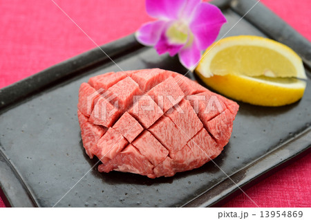 牛タン（焼肉用の生肉／アメリカ産）マンゴーカット。 13954869