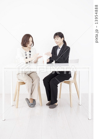 化粧品を試す二人のミドル女性 化粧品を試す二人のミドル女性 13954888