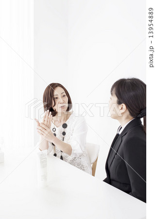 化粧品を試す二人のミドル女性 化粧品を試す二人のミドル女性 13954889